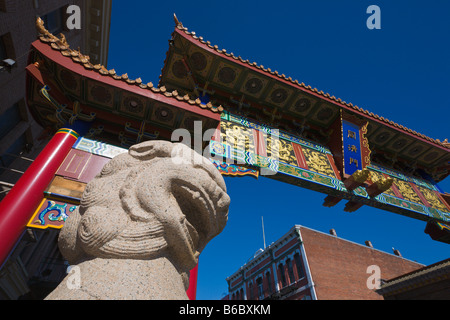 Tor der harmonischen Interesse und Löwe Statue "China Town" Victoria "Vancouver Island" Britisch-Kolumbien Kanada Stockfoto