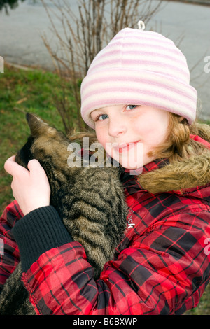 Kleines Mädchen 9 Jahre alt mit Katze Stockfoto