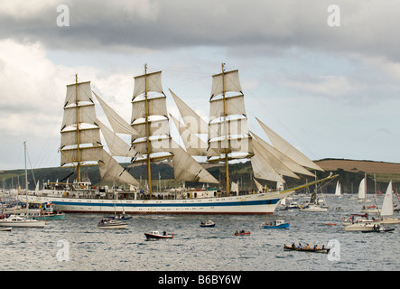 Russische Clas A Großsegler "Mir" umgeben von kleineren Schiffen während Funchal groß Schiffe Regatta, Falmouth, Cornwall, UK Stockfoto