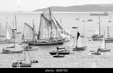 Großsegler "Tecla" umgeben von kleineren Schiffen während Funchal groß Schiffe Regatta, Falmouth, Cornwall, UK Stockfoto