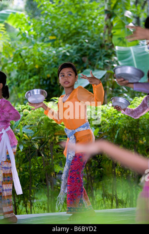 Indonesien, Sambirenteng, Bali, traditionelle Tänzer (weiblich) Stockfoto