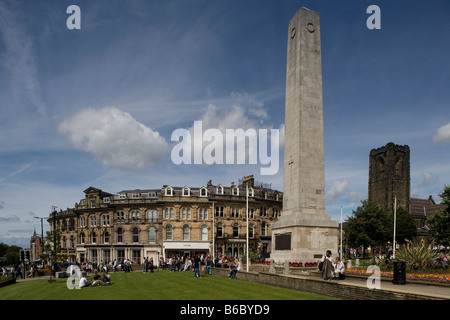 Harrogate Kenotaph War Memorial vom sechsten Earl of Harewood 1923 der Turm von St. Peter s Kirche North Yorkshire UK Stockfoto