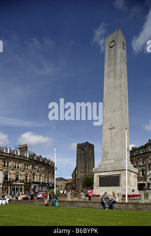 Harrogate Kenotaph War Memorial vom sechsten Earl of Harewood 1923 der Turm von St. Peter s Kirche North Yorkshire UK Stockfoto