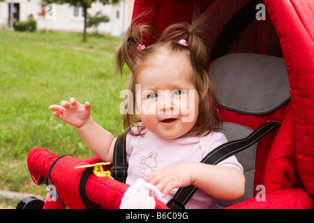 Babymädchen 8 Monate alt in Wiege Stockfoto