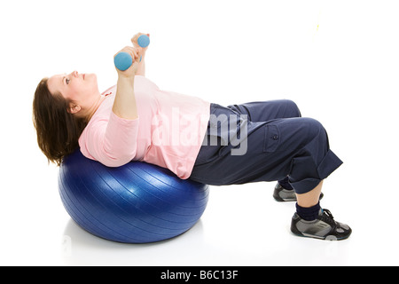 Schöne plus Größe Modell trainieren mit freien Gewichten und Pilates Ball isoliert auf weiß Stockfoto