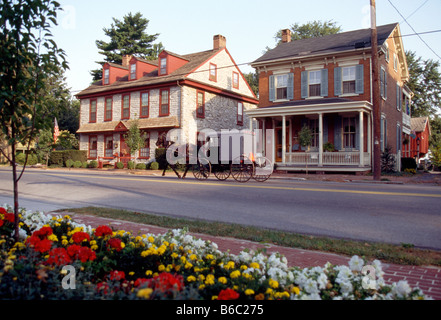 Amische Pferd gezeichneten Buggy durchläuft die kleine Stadt Strasburg, Lancaster County, Pennsylvania, USA Stockfoto