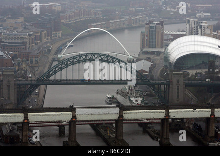 Luftbild von der Tyne Bridge und die Gateshead Millennium Bridge überqueren den Fluss Tyne, Newcastle Upon Tyne, England Stockfoto