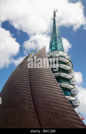 Detail der Segel wie Glas und Stahl Glockenturm eingehüllt in Braun Kupfer, der Heimat der Swan Bells, Perth, Western Australia Stockfoto