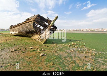 Alte traditionelle Tejo Segelboot verbrannt und zerstört in Seixal Bay (Portugal), in der Nähe von Ecomuseu Municipal (Marinemuseum). Stockfoto