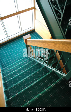 Grünen Teppichboden Treppenhaus. Stockfoto