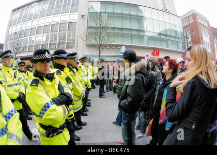 Polizei, die Demonstranten in der Church Street im Stadtzentrum von Liverpool enthalten. Stockfoto