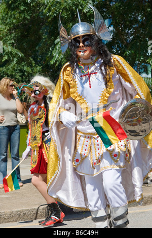 Kostümierte Teilnehmer in einer südamerikanischen Street-Parade in London, England Stockfoto