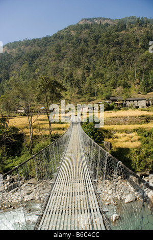 Metall Seilbrücke über die Modi-Flusstal im Bereich von Annapurna im Himalaya in der Nähe von Dorf Birethanti, Nepal Stockfoto