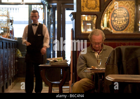 Einsamer Einzelkunde lesen, trinken, sitzen in der Cafe-Bar "Le Cirio", Brüssel, Belgien 2007. WWW.OLIVER-KNIGHT.BLOGSPOT.COM Stockfoto