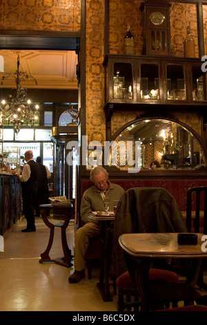 Einsamer Einzelkunde lesen, trinken, sitzen in der Cafe-Bar "Le Cirio", Brüssel, Belgien 2007. WWW.OLIVER-KNIGHT.BLOGSPOT.COM Stockfoto