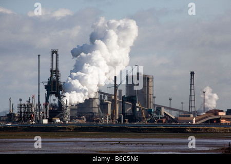 Britische Stahlindustrie Werk Industrial site Koksöfen. Stahlwerk emitting Dampfwolke in Middlesbrough, Redcar, Teesside, North Yorkshire UK Stockfoto