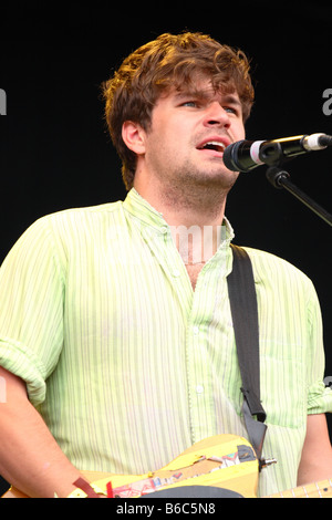 Jack Penate Liedermacher spielt e-Gitarre, die live im Konzert-Auftritt auf der Bühne beim Glastonbury Festival Juni 2008 Stockfoto