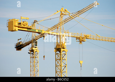 Große gelbe Baukräne am Arbeitsplatz. Stockfoto