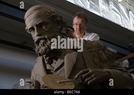 Bildhauer Alexander Stoddart arbeiten an einer Ton-Version seiner Statue des schottischen Wissenschaftlers James Clerk Maxwell. Stockfoto