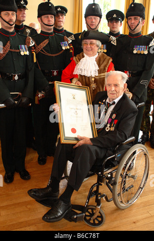 Harry Patch britischen 1. 1. Weltkrieg Graben kämpfen Überlebende erhält die Freiheit von der Stadt Wells Somerset am 10.7.2008 Stockfoto