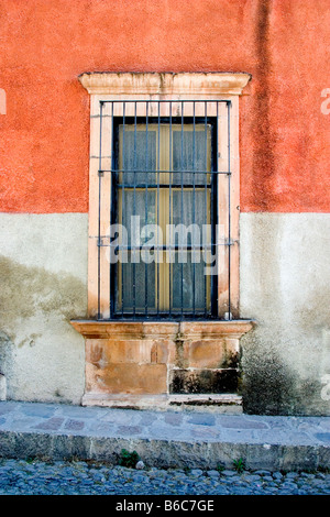 Verwittert und strukturierte Fenster auf bunten Gebäude in San Miguel de Allende, Mexiko Stockfoto