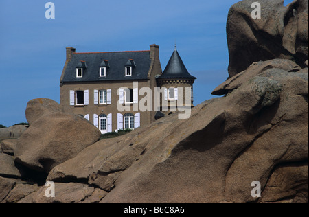 Haus und roten Granitfelsen, Ploumanac'h, Côte de Granit Rose (rosa Granit Küste), Côte d ' Armor, Bretagne, Frankreich Stockfoto