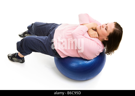 Schöne plus Größe Modell dabei knirscht auf eine Pilates Ball Ganzkörper isoliert auf weiss Stockfoto