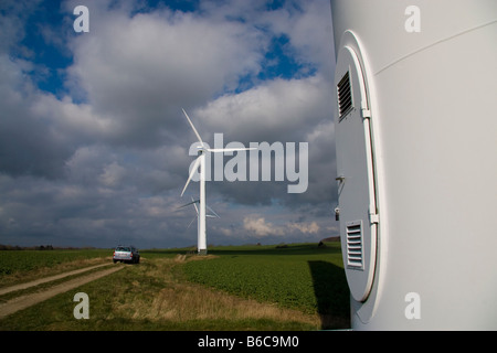 Windturbine gegen Wolken Himmel Stockfoto