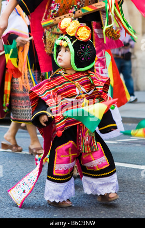 Sehr junge Teilnehmerin einer südamerikanischen Street Parade in London, England Stockfoto