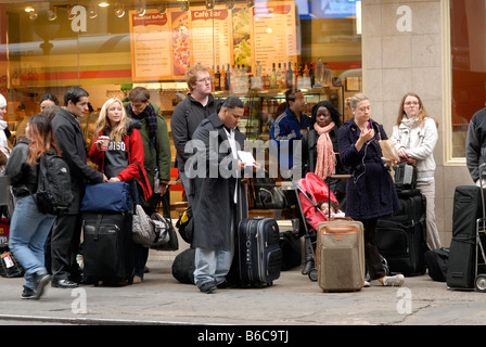 Reisende warten auf Linie zu den preiswerten Bolt Bus außerhalb von Pennsylvania Station in New York Stockfoto