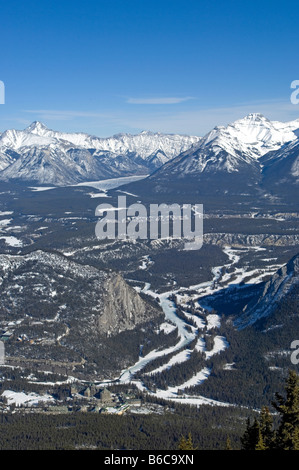 Blick auf Banff und das Bow Valley umgeben von den Rocky Mountains vom Gipfel des Sulphur Mountain, Banff National Park, Banff Alberta Canada Stockfoto