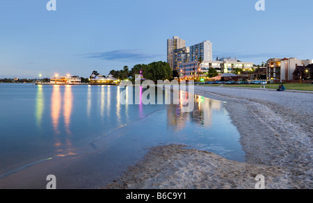 Wohnblocks mit Blick auf den Swan River und flickt Street Jetty in South Perth, Western Australia Stockfoto