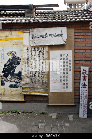 CHINA Peking Zeichen Gedichte und Kunstwerke im Eingangsbereich des traditionellen Hutong in Peking zu Hause Stockfoto