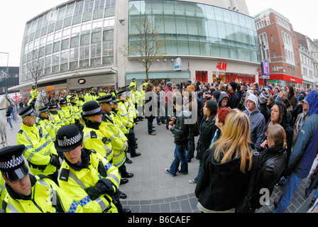 Polizei, die Demonstranten in der Church Street im Stadtzentrum von Liverpool enthalten. Stockfoto