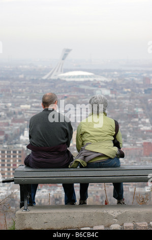 Romantisch zu zweit sitzen zusammen genießen den Blick auf Skyline von Montreals mit Olympiastadion im Hintergrund. Stockfoto