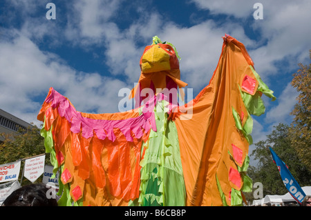 Riesenvogel Charakter vermischt sich mit der Menge an Downtown Arts Festival Gainesville Florida Stockfoto