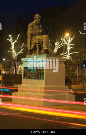 Die Statue von James Clerk Maxwell am östlichen Ende der George Street gesehen in der Nacht Stockfoto