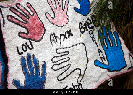 Handabdrücke, Bilder von Hand gemalt von Touristen auf den Felsen des Wellenbrechers Nambucca Heads NSW Australia Stockfoto