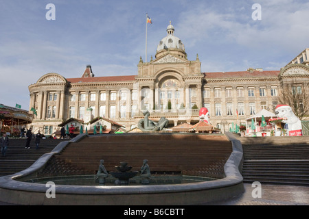 Frankfurt Weihnachten Victoria Marktplatz vor der Sozialwohnung mit Skulptur The River Stockfoto