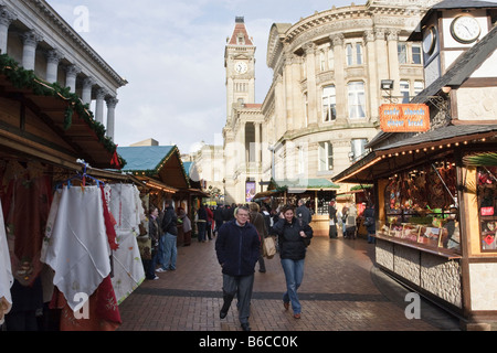 Shopper passieren eine Candy Stall auf Birmingham s Frankfurter Weihnachtsmarkt Stockfoto