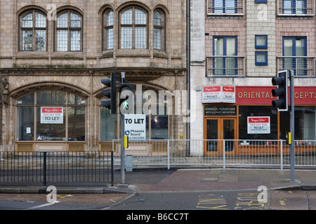 Die Rezession beißt Geschäfte in Birmingham gehen voran Green Mann Cross Traffic Light lassen Stockfoto