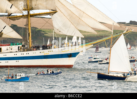 Russischen Klasse A Tall Ship Mir umgeben von kleineren Schiffen während Funchal groß Schiffe Regatta Falmouth Cornwall UK Stockfoto