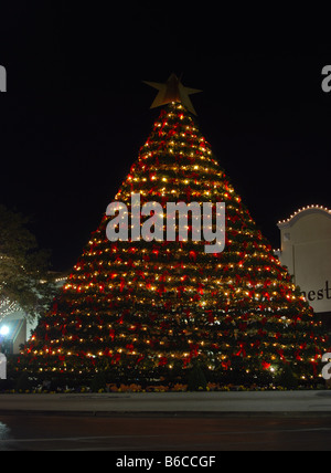 Großen Weihnachtsbaum in einem Outdoor-Einkaufszentrum Stockfoto