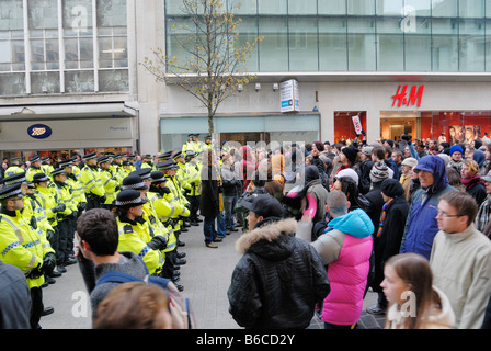 Polizei, die Demonstranten in der Church Street im Stadtzentrum von Liverpool enthalten. Stockfoto