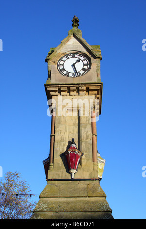 Uhrturm auf dem Marktplatz in Thirsk, North Yorkshire, England, Großbritannien Stockfoto