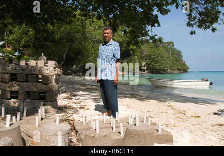 Indonesische Mann Pak Dodent mit seinem Betonsockel macht er für Neupflanzung Korallen beschädigt durch den Tsunami auf Pulau Wey, Sumatra. Stockfoto