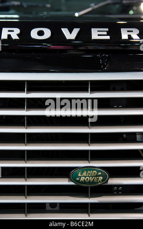 Kühlergrill mit Logo von einen Land Rover Defender Stockfoto