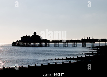 Silhouette des Piers in Eastbourne in East Sussex.