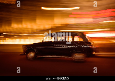 London Taxi in der Nacht mit Motion blur Stockfoto