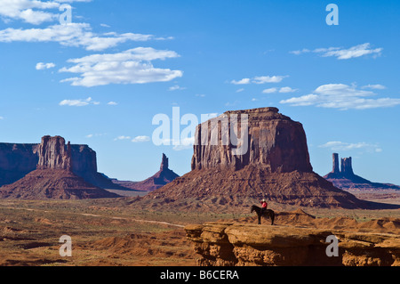 Navajo Mann auf Pferd in John Fords Point Monument Valley in Arizona Stockfoto